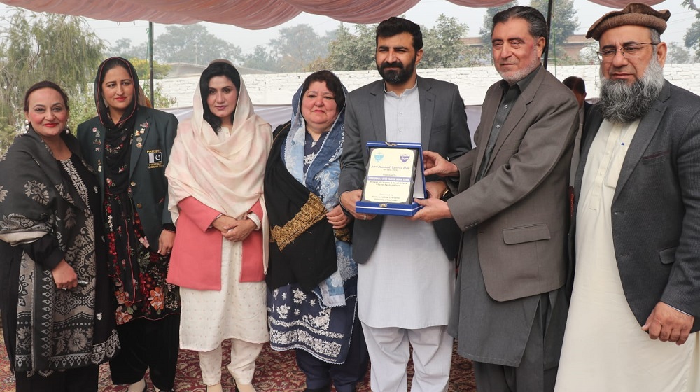 The worthy Vice Chancellor is presenting a shield to provincial minister for sports and youth affairs Syed Fakhar Jehan at the eve of Annual Sports Day at UMS.